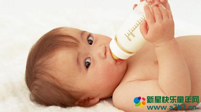 宝宝使用奶瓶要注意清洁