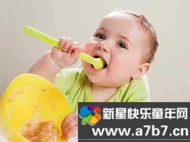 宝宝多大可以自己吃饭？