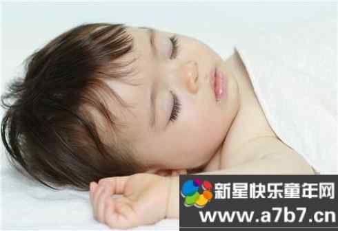 如何防止宝宝睡觉踢被子？