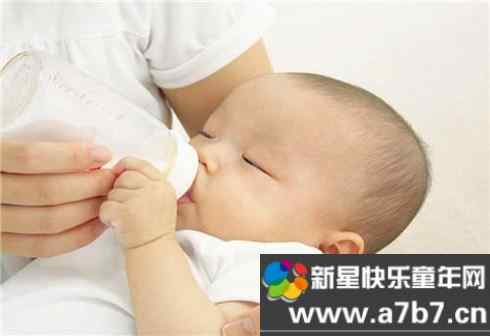 怎样让宝宝不排斥通过奶瓶吃奶？
