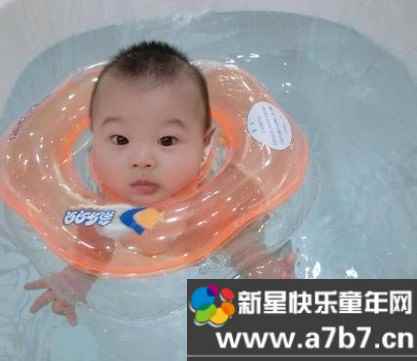 怎样正确带婴儿游泳