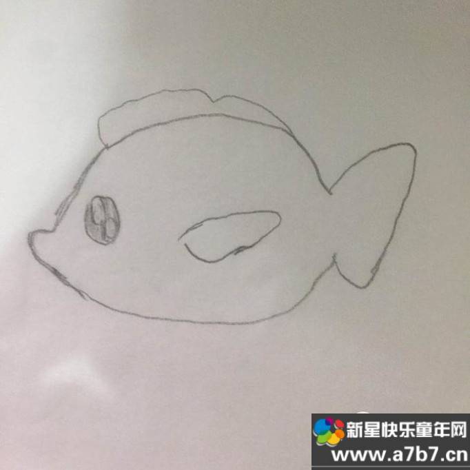 一笔一划教宝宝画行简笔画 如何画小鱼