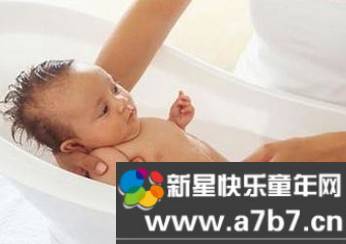 给新生的宝宝洗澡正确的方法