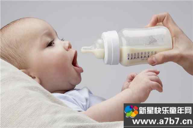 婴儿吐奶是怎么回事