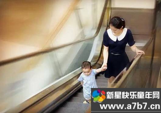 孩子乘手扶梯如何防止意外事件的发生